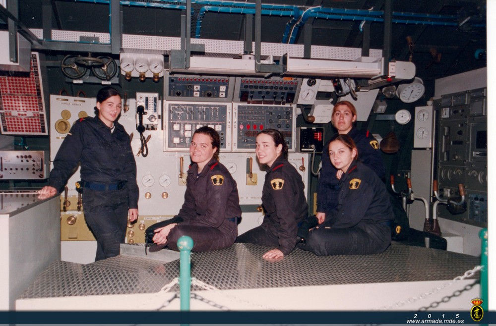 Año 2000. Primera promoción de mujeres submarinistas en el simulador de plataforma de la serie 70.